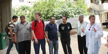 مؤسسة الرؤيا العالمية في مخيم برج الشمالي على رأسهم العضو البرلمان البريطاني السيدة روشنانا