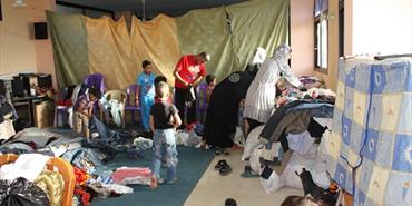 جمعية بدر تقم مساعدات لـ 300 عائلة فلسطينية نازحة من سوريا
