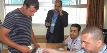 الأونروا توزع مساعدات مادية على النازحين الفلسطينيين من سوريا في مخيم الرشيدية