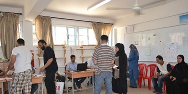 توزيع مساعدات مالية على النازحين السوريين في مخيم البص