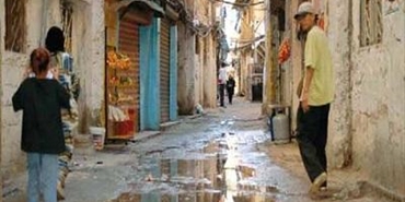 اللاجئ الفلسطيني يجسد رواية موت صامت دون كهرباء