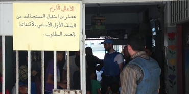 فريق طوارئ الأونروا في منطقة صيدا بإجلاء نازحين فلسطينيين من سوري