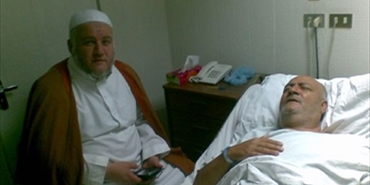 عدد من المشايخ يزورا الحاج محمد اليوسف للاطمئنان على صحتة