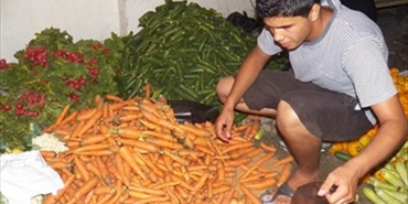 الامن الوطني يوزع حصص غذائية على النازحين من سوريا في مخيم الرشيدية