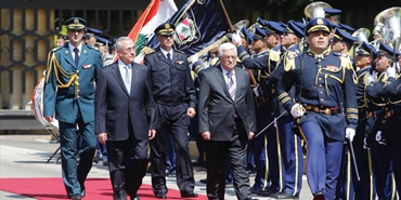 عباس: مصير السلاح الفلسطيني في مخيمات لبنان بيد السلطات