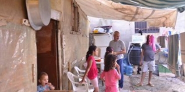 لا هو منزل ولا هو قبر... صرخة عائلة فلسطينية بالشتات