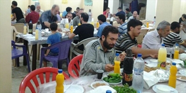 حماس تقيم افطار للنازحين السوريين في مخيم البداوي