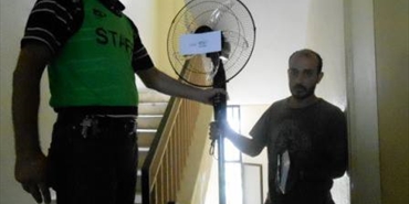 توزيع مراوح على النازحين الفلسطينيين‎ في مخيم الرشيدية