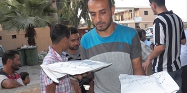 الأمن الوطني في منطقة صور يوزع وحصص من غذائية والخضار للنازحين