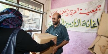 جمعية الفرقان تقدم 300 طرد غذائي لعدد من النازحين الجدد في مخيم عين الحلوة