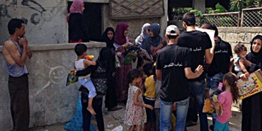 شباب التغيير في مخيم عين الحلوة تقدم مساعدات للنازحين