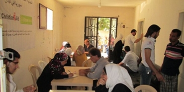 توزيع ملابس اطفال ومساعدات للنازحين‎