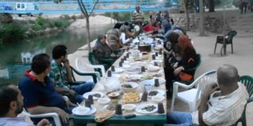 افطار العاملين في مؤسسة بيت أطغال الصمود في منطقة صور