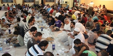 جمعية الفرقان للعمل الخيري تستضيف 700صائم على موائدها في المساجد والأحياء