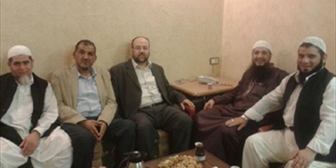ممثل حركة حماس يجول في مخيم عين الحلوة