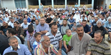 صلاة العيد في مخيم البص صلاة واحدة وجامعة كل اطياف الشعب