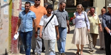 آن ديسمور تتجول في عين الحلوة متفقدة البنى التحتية