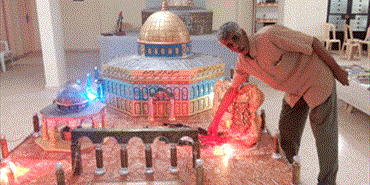 محمد عمران يسكب عشقه للقدس مجسمات لمقدساتها.. حمل وجع اللجوء من فلسطين الى "اليرموك" الى "عين الحلوة"