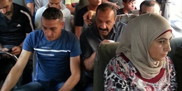 العشرات من أهالي مخيم نهر البارد في طريقهم إلى بيروت للاعتصام أمام مكتب الأونروا