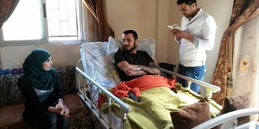 جليلة دحلان خلال زيارة الى منزل الجريح علاء رفاعي في مخيم عين الحلوة