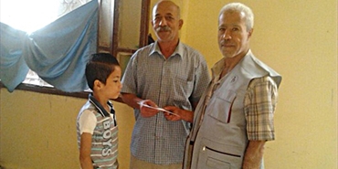 الهيئة الخيرية توزع مساعدات مالية للنازحين في مخيم عين الحلوة