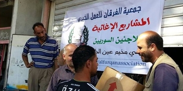 جمعية الفرقان للعمل الخيري تستمر في مساعداتها وتقدم مائة طرد غذائي للنازحين السوريين
