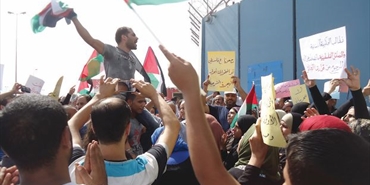 فلسطينيون من سوريا يحتجون على قطع المساعدات