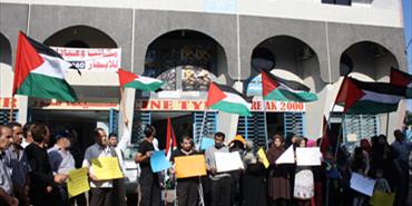 النازحين الفلسطينين في سوريا يعتصمون امام الانروا في صور احتجاجاً على قطع المساعدات النقدية