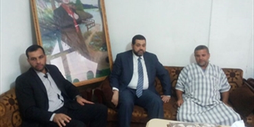 مسؤول العلاقات الدولية لحركة حماس يزور مخيم البرج الشمالي