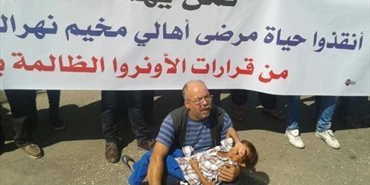 أهالي مخيم نهر البارد يقفلون مؤسسات الأونروا ويصعدون تحركاتهم