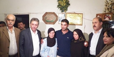 يوسف يعود إلى حضن أمه بعد فقدانه ثلاثين عاماً