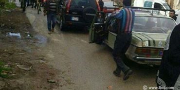 أهالي مخيم عين الحلوة يقفلون مدخل المخيم عند حاجز درب السيم