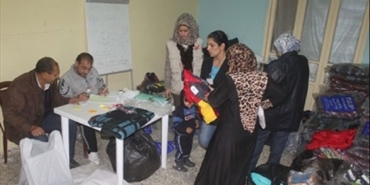 ناشط تقوم بتسليم المواد الإغاثية للنازحين من سوريا