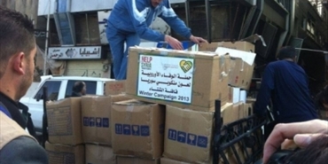 "حملة الوفاء" تدخل مخيم اليرموك وتبدأ بتوزيع الطرود الغذائية