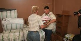 مساعدات لعائلات فلسطينية في الرشيدية