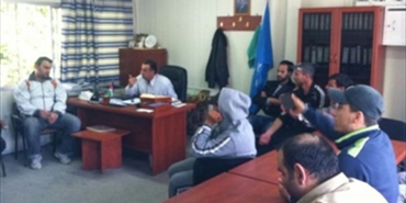 أهالي البارد يعتصمون أمام مكتب مدير المخيم