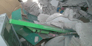 نجاة عائلة فلسطينية من انهيار جزء من منزلها في مخيم المعشوق