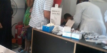 وفد طبي من الأونروا يزور الفرقان ويطعم اطفال النازحين