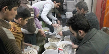 لاجئو "اليرموك".. بقليل الطعام عاشوا "الأول من رمضان"