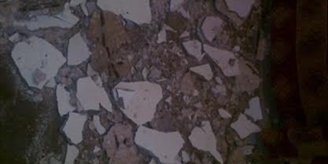 سقف منزل آيل للسقوط في مخيم البرج الشمالي