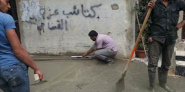 اعادة تاهيل احد الازقة في حي حطين في مخيم عين الحلوة
