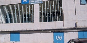 شاب من مخيم البرج البراجنة يحتج على الأونروا