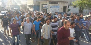 مسيرات شعبية في مخيم عين الحلوة لوقف الاقتتال تتعرض لاطلاق نار