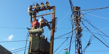 حركة حماس تعمل على اصلاح ترنس كهرباء في مخيم عين الحلوة