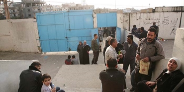 الأونروا تقدم مساعدات للنازحين الفلسطينيين بمخيم نهر البارد شمال لبنان