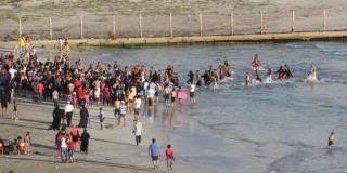 انقاذ فتاتين فلسطينيتين من الغرق على شاطئ صور