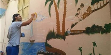 الرسم على جدران المنازل في المخيمات تنفيذاً لمشروع «تواصل».. مبادرة لتعزيز الدور في بلورة المجتمعات