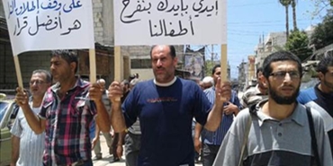 تجمع في الشارع الفوقاني لمخيم عين الحلوة دعا لإعادة الحياة ونبذ الإقتتال 