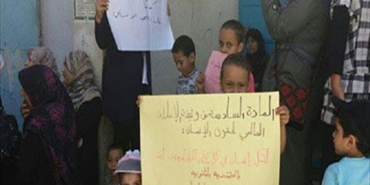 فلسطينيو سورية يعتصمون أمام مكتب الأونروا في مخيم البداوي