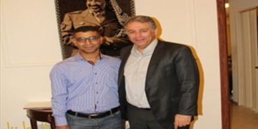 السفير أشرف دبور يستقبل المهندس الفلسطيني الذي اختطف في نيجيريا